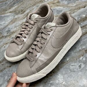 RARE Nike Blazer Low Ltr Prm *RARE-LIMITED* US 7 Metallic Gray 685239-100 CX